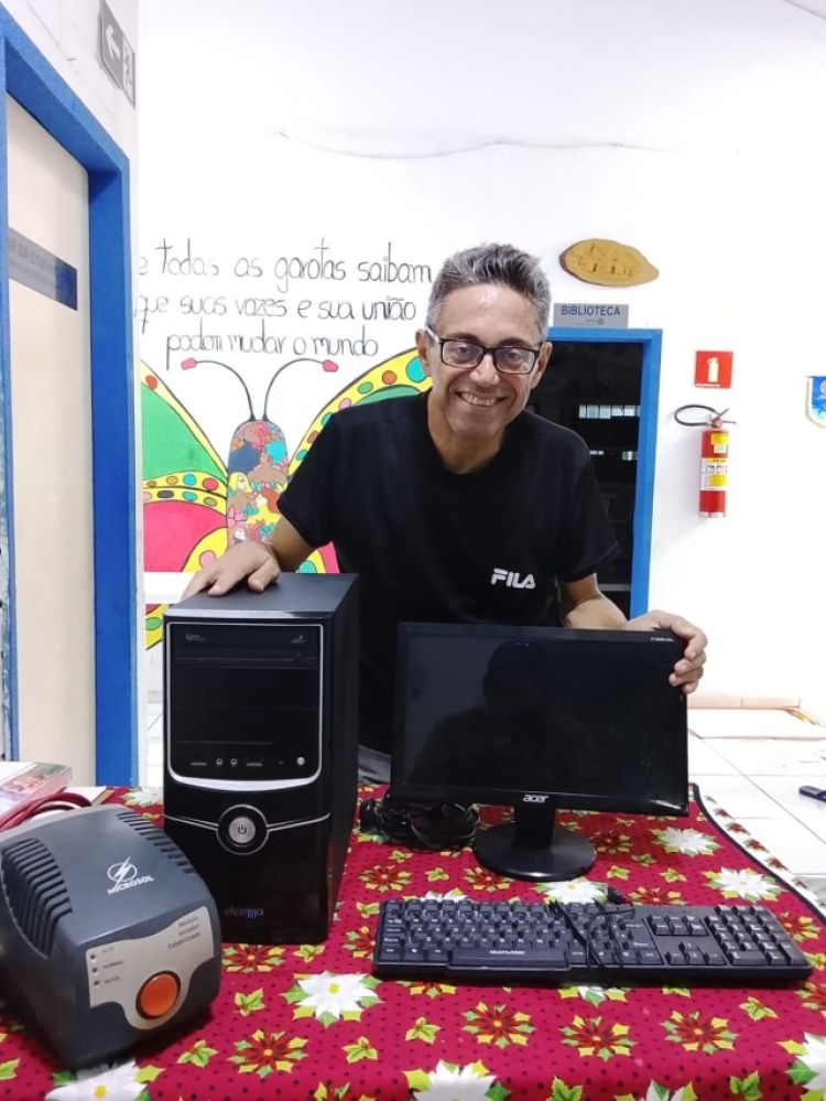 VISITA - doação do jornalista Fábio Teles de um computador para a Associação Fraternidade no Ilhotas