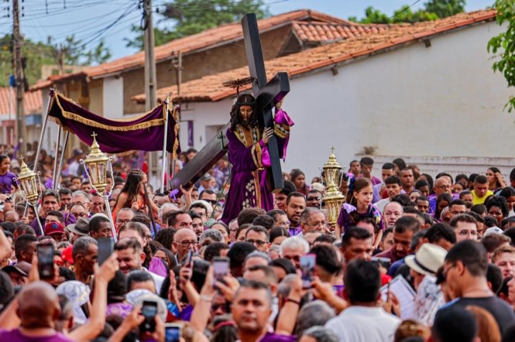 As capelas de Passos, abertas exclusivamente durante a romaria, recebem decoração especial com flores