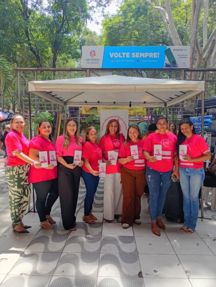 Grupo de Mulheres no Shopping da Cidade em ação com o público