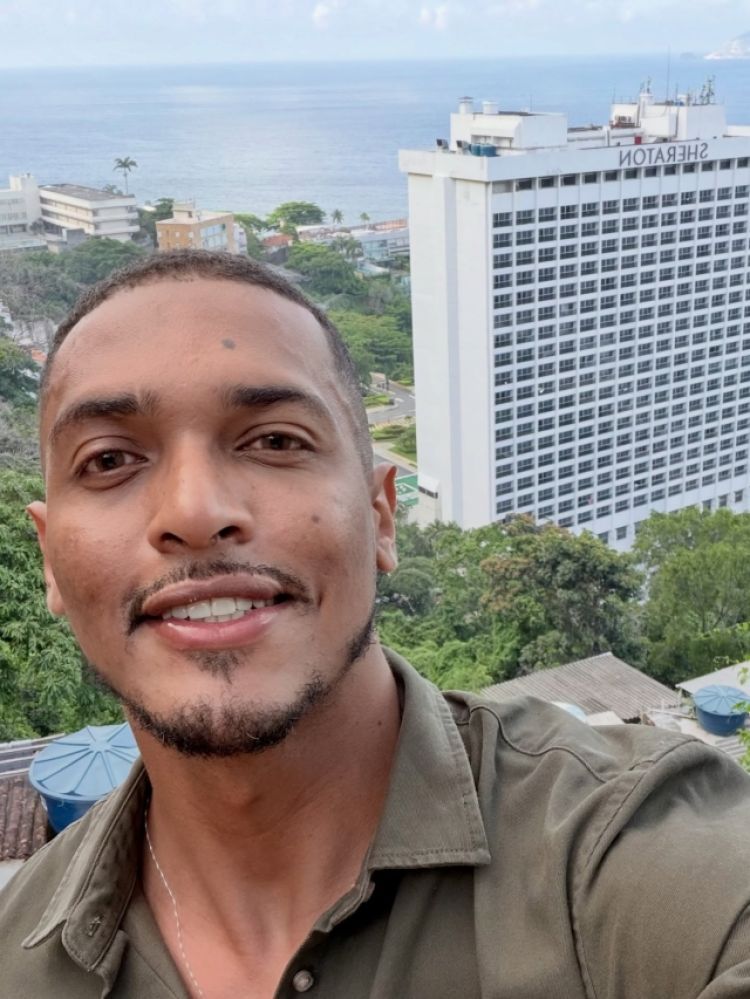 O superintendente de Cultura de Parnaíba, Gabriel Araújo, à frente do encontro