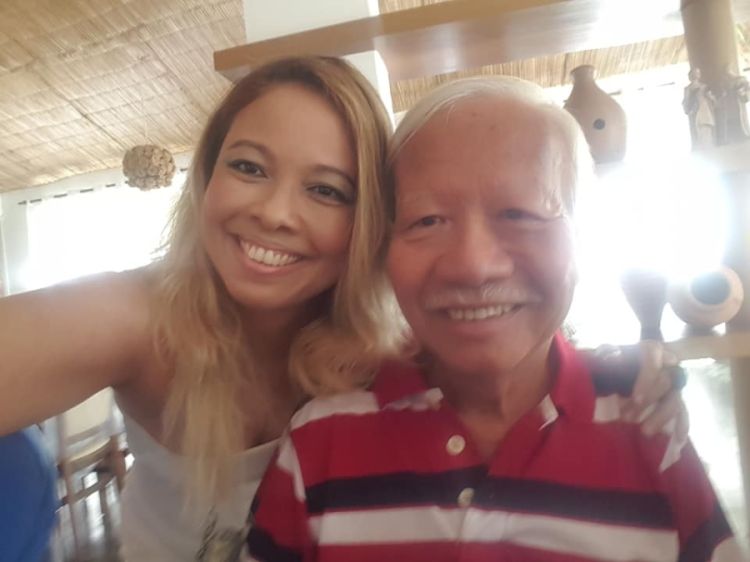 A jornalista e atriz Yin Yee Carneiro com seu saudoso pai Sun  Sun 