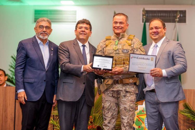 Entrega de medalhas em comemoração ao Dia do Policial Civil