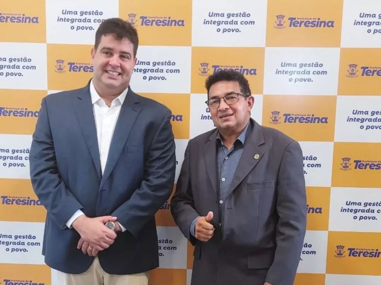 No momento da posse, Luis André com o vereador Valdemir Virgino