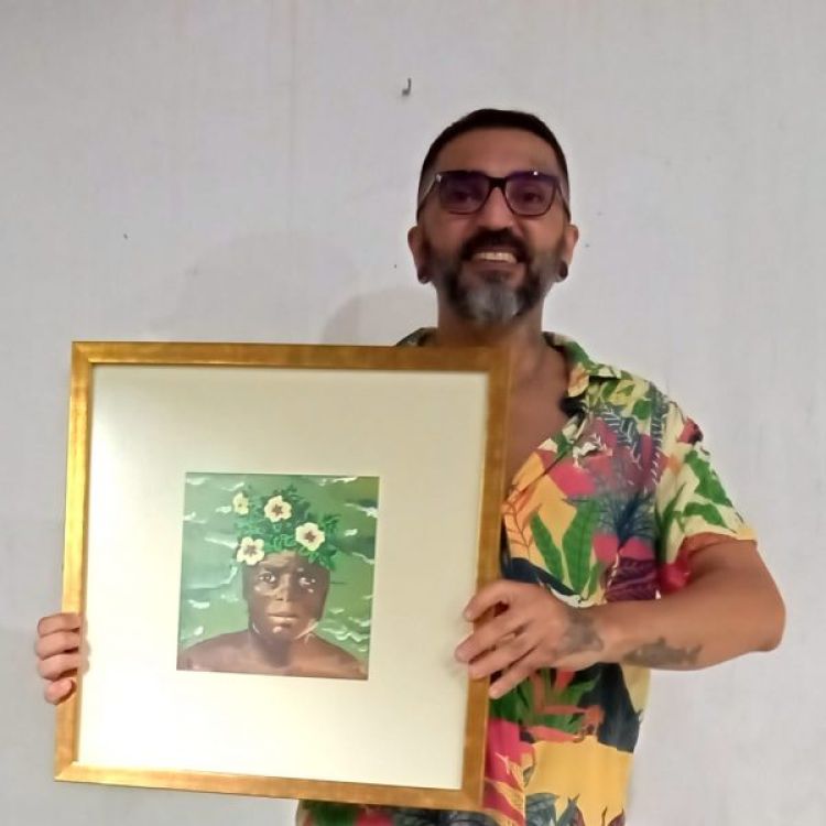 Professor Marcelo expondo obra que representa uma mulher do Poty Velho com Turbantes de Chananas