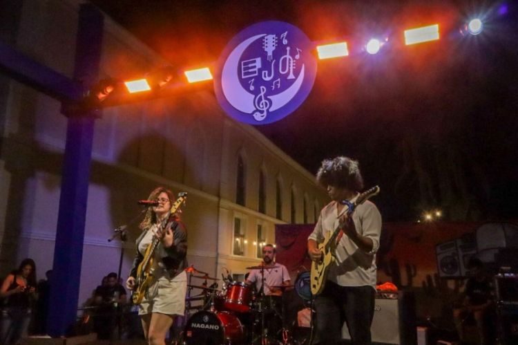 Para o secretário da Cultura, Rodrigo Amorim, o projeto representa uma importante política pública de incentivo à produção musical local. “O Boca da Noite é um patrimônio da cena cultural piauiense. Ao abrir este edital, estamos garantindo oportunidades para nossos artistas, fortalecendo a economia criativa e promovendo o acesso da população à música produzida no nosso estado. É uma iniciativa que valoriza talentos, amplia a circulação artística e reafirma o compromisso do Governo do Estado com a cultura piauiense”, destacou o gestor.  Criado em 1997, o Projeto Boca da Noite consolidou-se como um dos principais espaços de difusão da música produzida no Piauí. Após seu retorno em 2025, o projeto voltou a reunir artistas de diferentes estilos e trajetórias, fortalecendo o cenário musical local e aproximando o público da produção cultural do estado.  As apresentações têm entrada gratuita e oferecem ao público uma programação diversificada. O Boca da Noite é um projeto da Secretaria da Cultura do Piauí (Secult), por meio do Edital Piauí + Cultura – Siec 2026, com patrocínio do Armazém Paraíba, e realização da Associação de Promoção Multicultural (Promulti).  Confira aqui o edital