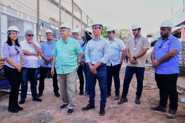 Prefeito Sílvio Mendes visita obras do Mercado Central com secretários e assessores