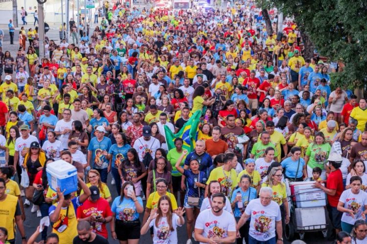 Multidão nas avenidas do centro de Teresina 