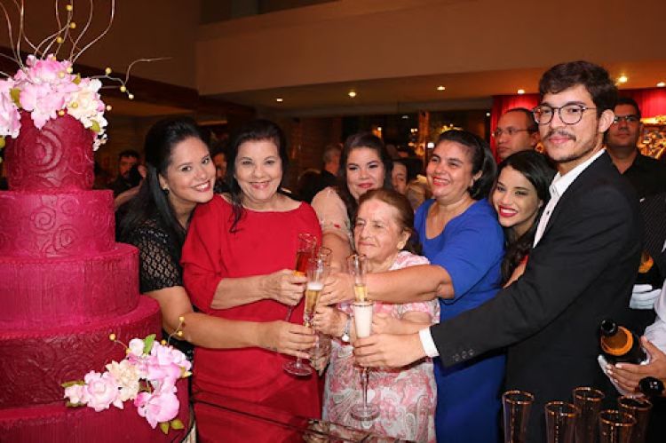 Elvira (de vermelho) numa das recentes aparições na sua festa de aniversário com os familiares