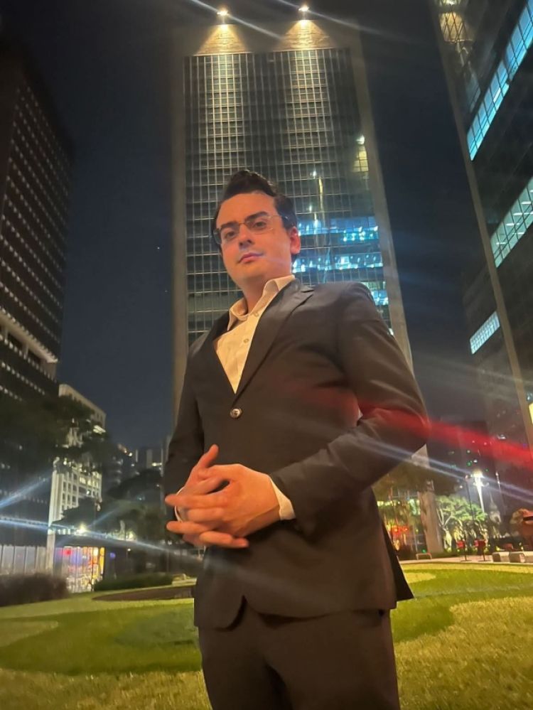 Dudu Camargo metralhado e desejado