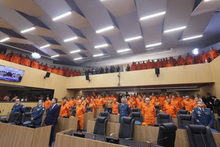 Sessão solene realizada nesta segunda-feira (13) para o Corpo de Bombeiros