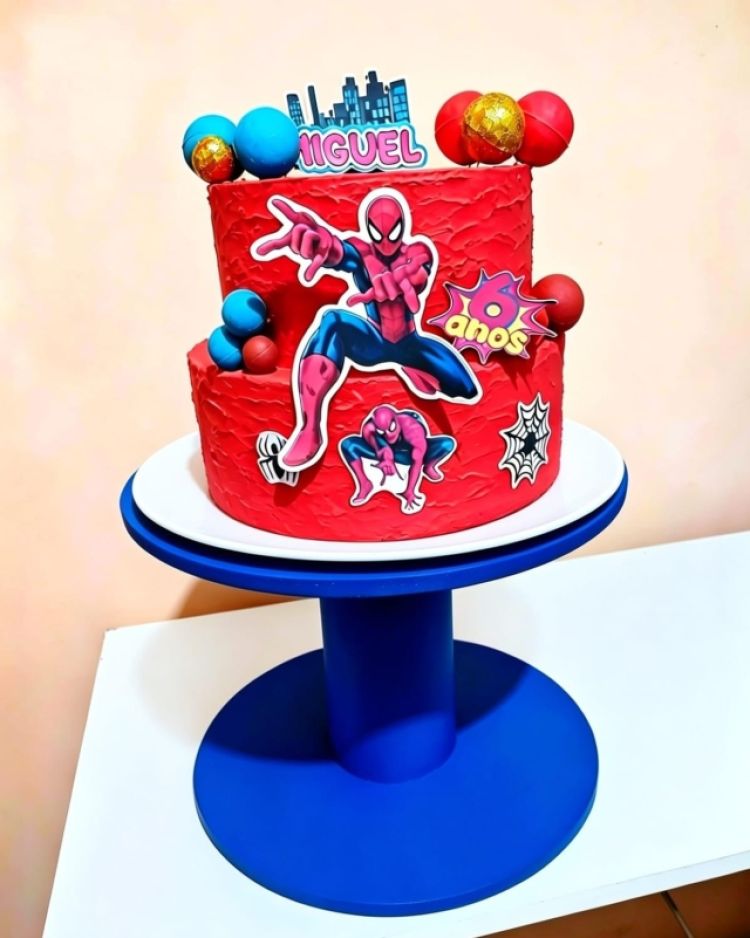 Bolo Fake de 2 andares com motivo Homem Aranha para Festa Infantil