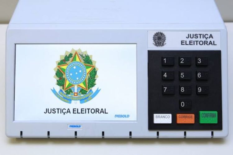 Nenhuma democracia é forte o suficiente para dispensar vigilância permanente