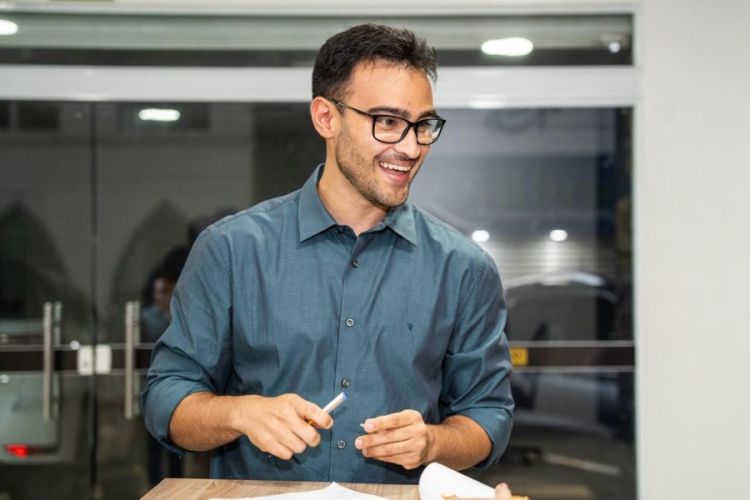 Entre as propostas defendidas por Vinícius estão o fortalecimento da rede pública de ensino e a ampliação de vagas e oportunidades para crianças e jovens