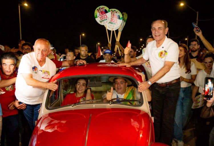 Na concentração,  bolo gigante, pelo aniversário de Teresina 