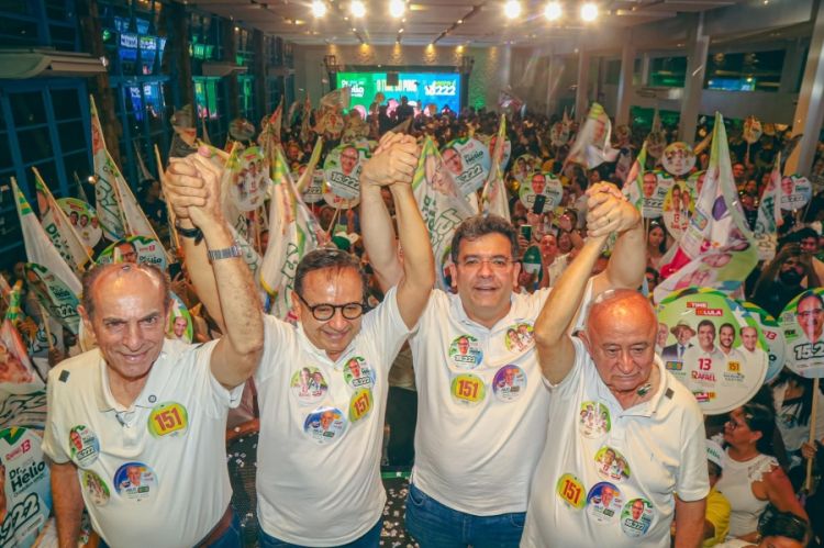 Lideranças no lançamento da campanha do Dr. Hélio para deputado estadual no Igara Clube 