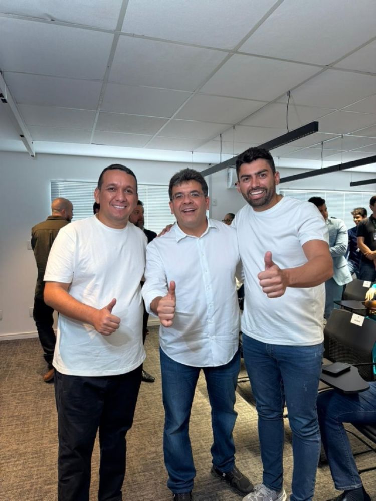 Numa reunião em Parnaíba,  os candidatos,  Rafael Fonteles e Draga Alana 