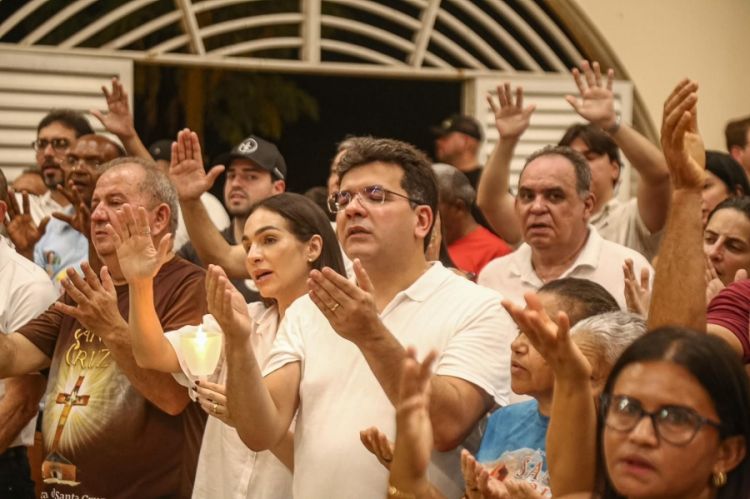 Na missa, governador e Isabel Fonteles