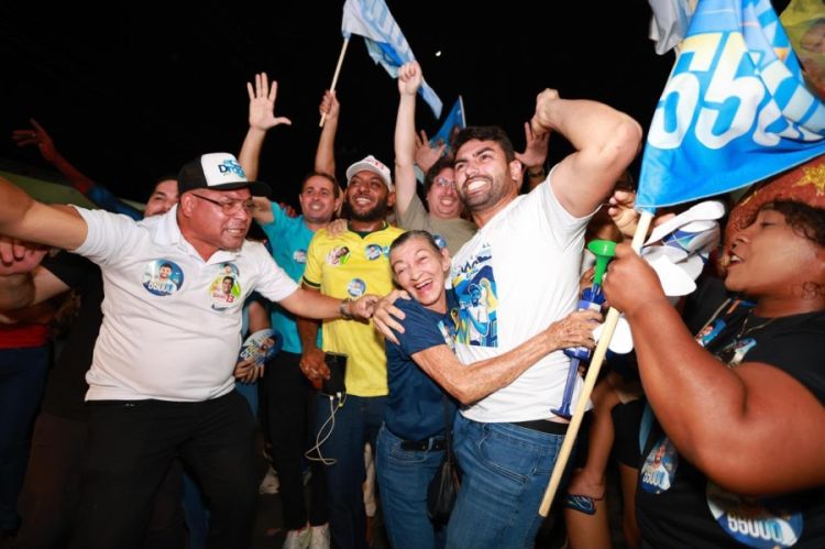 A multidão abraça Draga Alana 