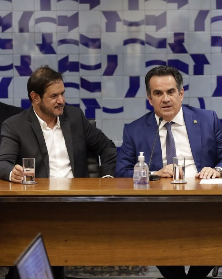 Flávio Bolsonaro recebe apoio
