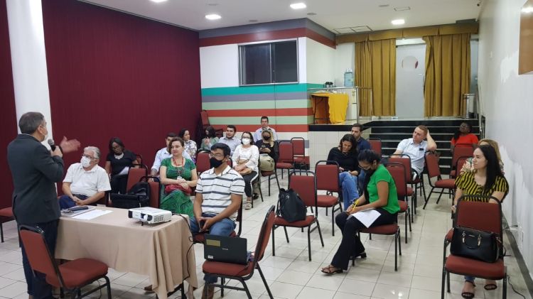 Secretário Marcelo Eulálio expõe as experiências exitosas do turismo de Teresina para os participantes