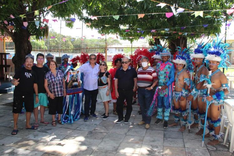  Comodoro Tarcísio Freire com os diretores e atração do Boi Precioso