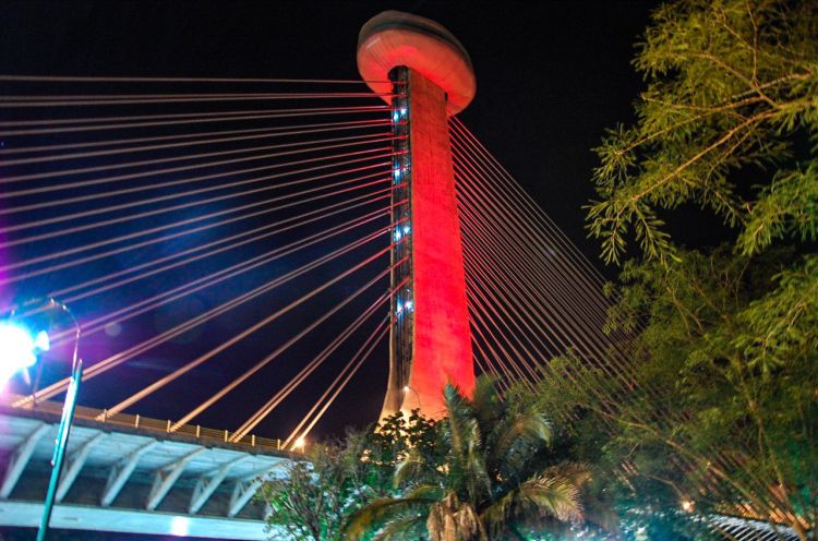 Ponte Estaiada recebe cores do arco-íris . Foto : Rômulo Piauilino