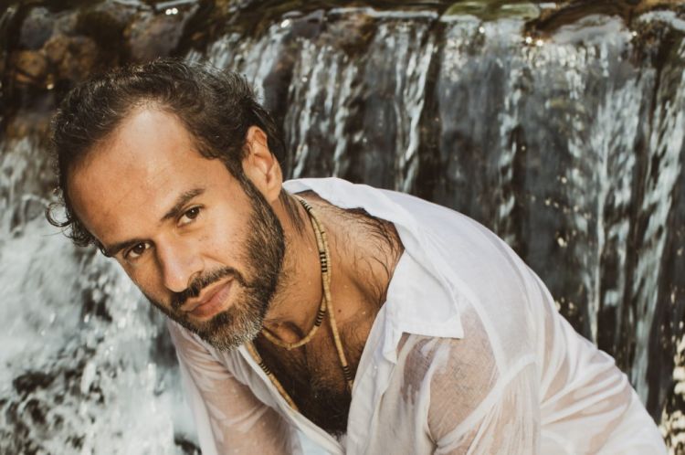 O músico Marcelo ganhou sua sanfona de Dominguinhos e não a abandonou