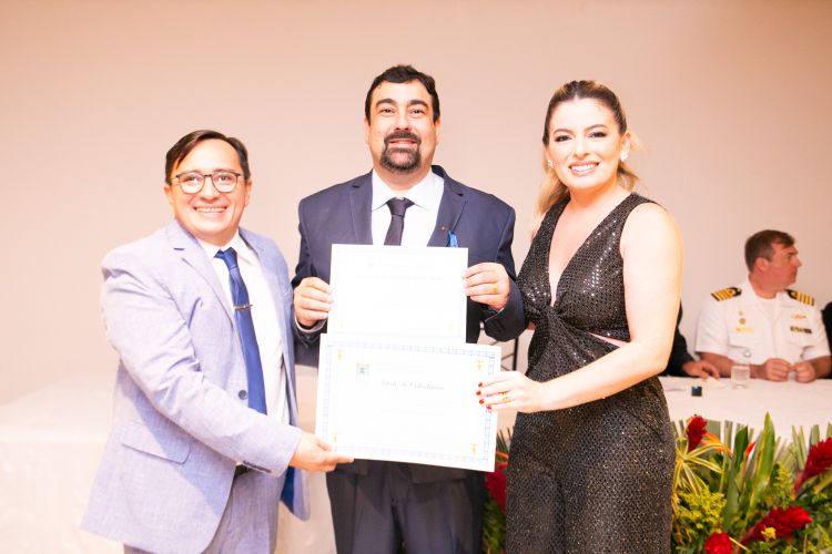 Vereador Edicarlos Nogueira, homenageado Junno Sousa e esposa Denyse 