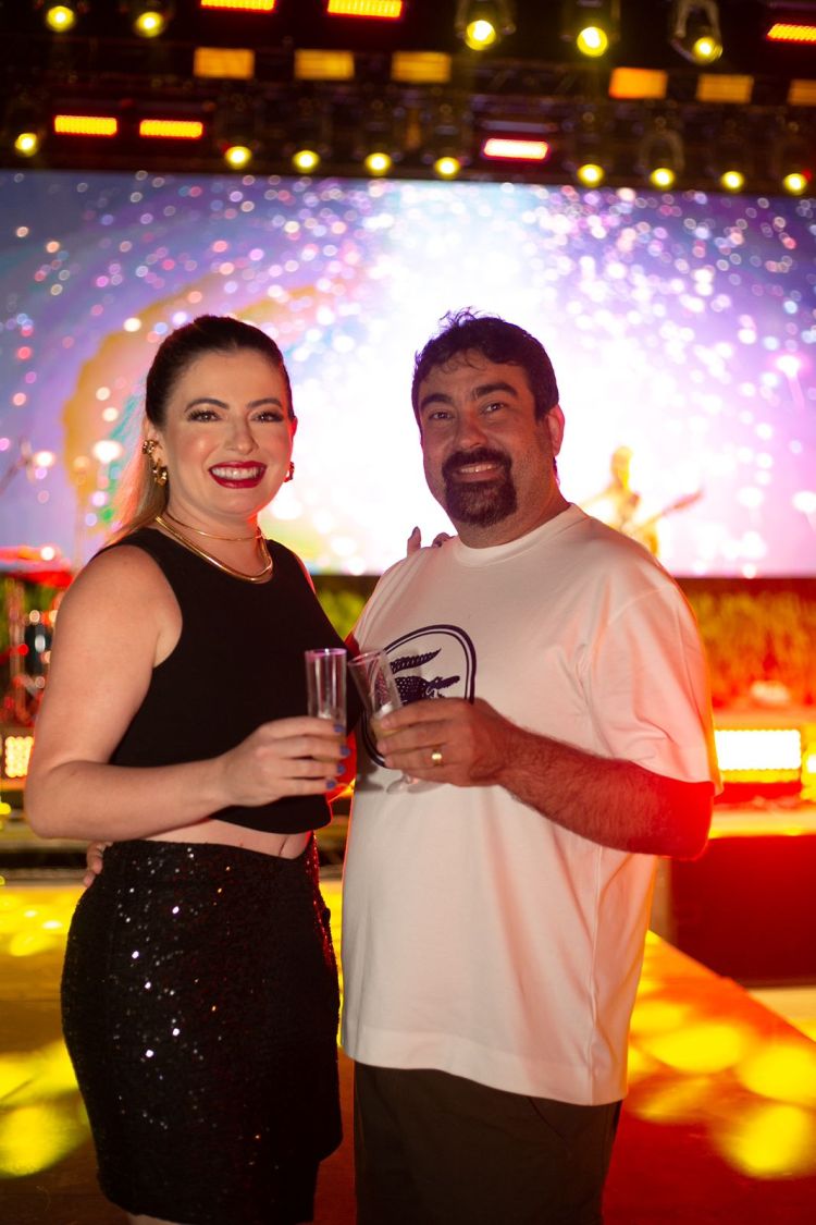 Denyse Campos e Junno Sousa brindando a inauguração da VM Marina Club