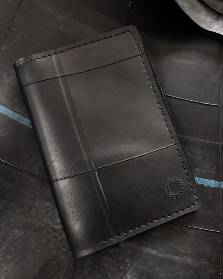 Bolsas, mochilas, carteiras em material feito a partir de câmara de ar de pneus