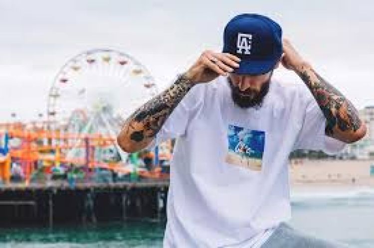 Aprumar: camisas, quadros decorativos, bonés, lenços, canecas