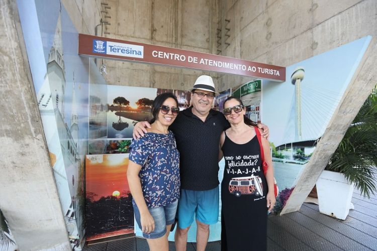 Visitantes na entrada do Mirante da Ponte Estaiada em Teresina