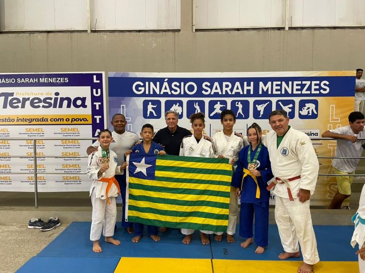 Secretário Renato Berger recebe as atletas campeãs, alunas do professor Queiroz Fotos(Ascom/Semel)