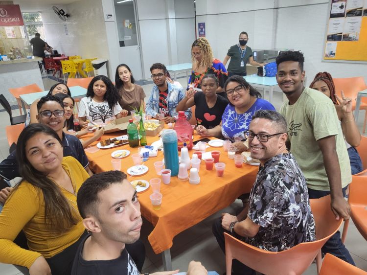 Parte do grupo de alunos do curso de Eventos na participação do lanche