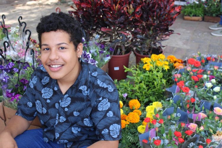 Aniversário de Teresina, 169 anos: Anos 15 anos, jovem investe em venda de plantas na pandemia e chega a vender 500 mudas por semana — Foto: Maria Romero/G1