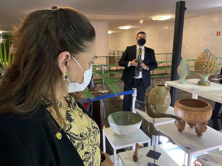 A senadora do Piauí Eliane Nogueira visita a exposição em Brasília