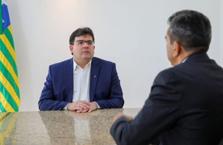 Rafael Fonteles recebe a imprensa e dá o primeiro expediente