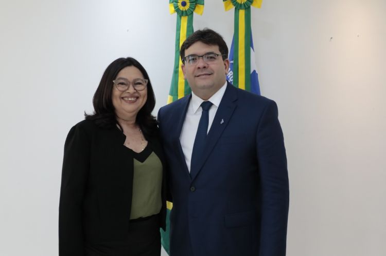 Núbia Lopes: atendimento ao público no Karnak 