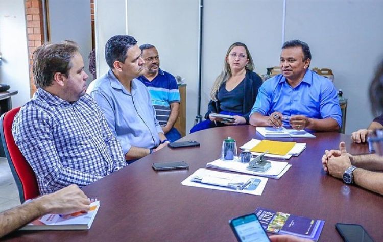 O presidente do Emater Piauí Fábio Abreu em reunião com equipe do BNB em Teresina
