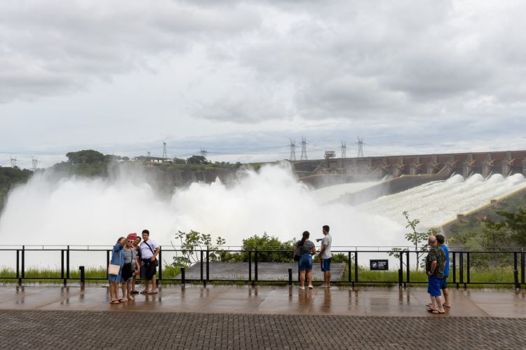 A vazão simultânea pelas duas calhas pegou de surpresa os turistas que passaram pelo Mirante do Vertedouro 