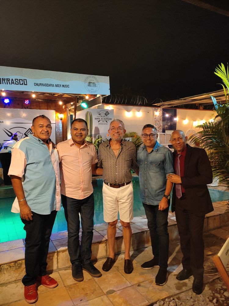 O empresário Bené Lages emoldura os primeiros integrantes do clube