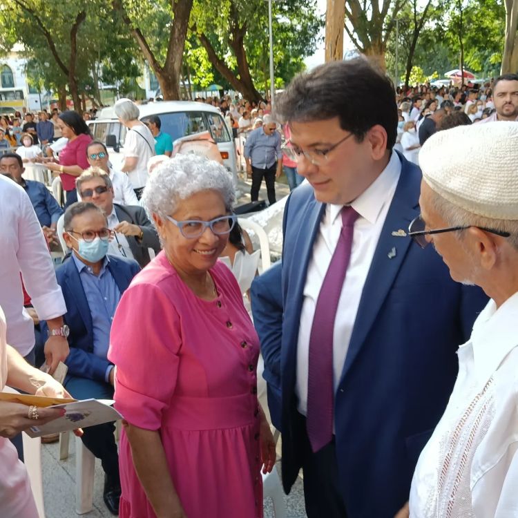 Rafael Fonteles em cumprimento ao novo Arcebispo na companhia da secretária Regina Sousa