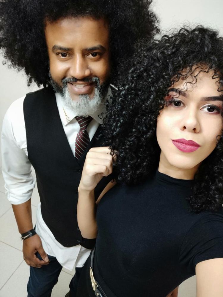 Cabelos crespos e cacheados: tendência no mundo da beleza