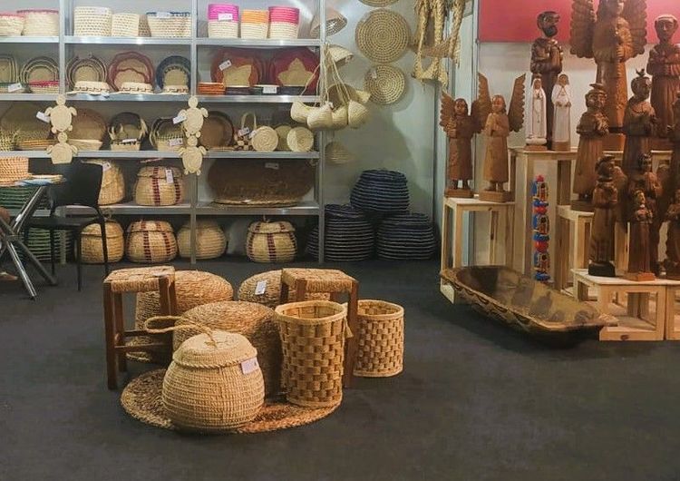 A artesã Fátima Laine, que participa pela primeira vez da Fenacce, fala que expor na feira é uma experiência incrível A artesã Fátima Laine, que participa pela primeira vez da Fenacce, fala que expor na feira é uma experiência incrível