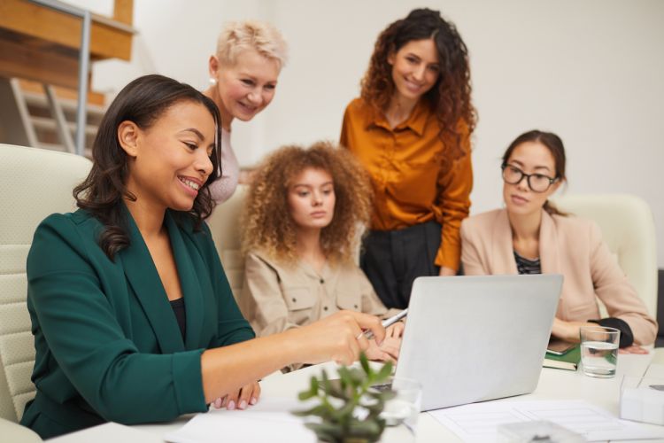 Esse serviço também fortalece a autonomia e a independência das mulheres atendidas Esse serviço também fortalece a autonomia e a independência das mulheres atendidas