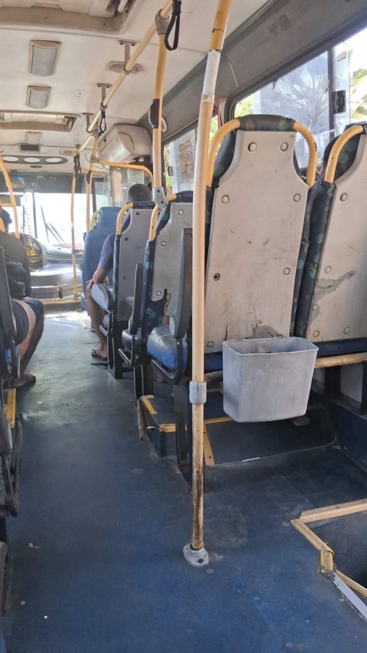 Situação precária de ônibus e vans no Litoral do Piauí  Situação precária de ônibus e vans no Litoral do Piauí