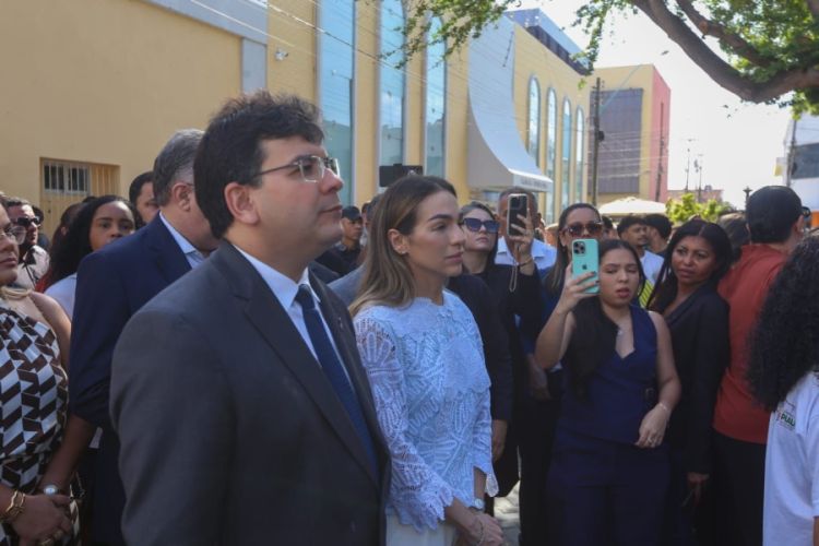 Governador RF e primeira-dama Isabel Fonteles na Praça da Graça em Parnaíba Governador RF e primeira-dama Isabel Fonteles na Praça da Graça em Parnaíba
