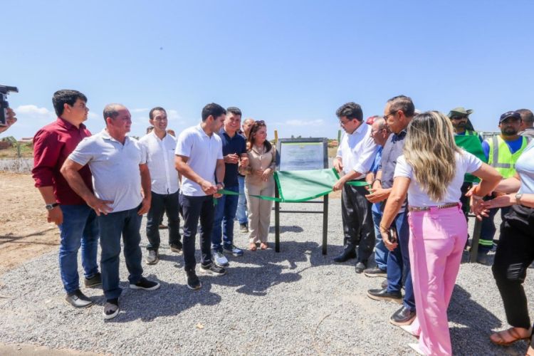 Também em Luís Correia, o governador visitou as obras do Parque Aquático Yah Acqua Park Também em Luís Correia, o governador visitou as obras do Parque Aquático Yah Acqua Park