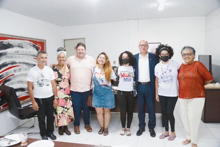 O deputado Franzé Silva (PT) e a Trupe de Mulheres Esperança Garcia trataram sobre o tema em reunião no Emater O deputado Franzé Silva (PT) e a Trupe de Mulheres Esperança Garcia trataram sobre o tema em reunião no Emater
